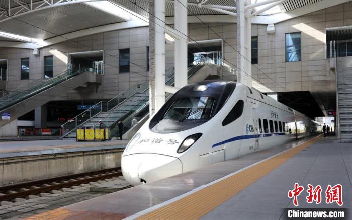  C1315/4次动车组列车从长春站始发驶向长白山站 长春站供图